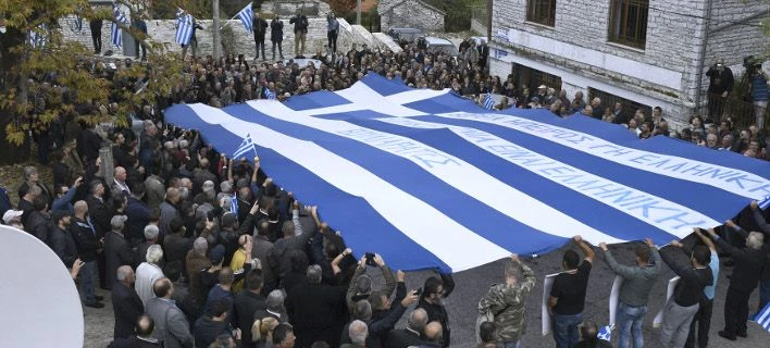 Οι ειδικές δυνάμεις της Αλβανίας εισέβαλαν σε σπίτια ομογενών: Ψάχνουν την σημαία του Κατσίφα – Παρέμβαση του ΥΠΕΞ ζητούν οι Βορειοηπειρώτες